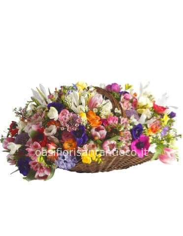 Cesto con fiori primaverili.