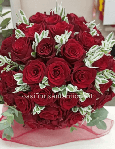 bouquet 50 rose rosse piu decorazioni