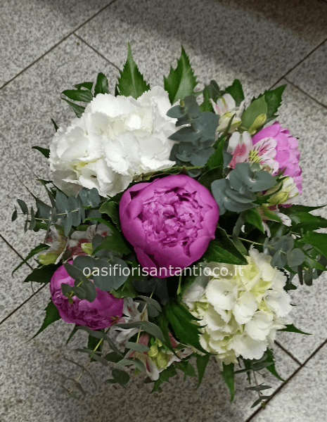 Bouquet misto, con peonie ortensie asteomelie e verde