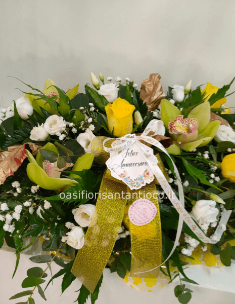 Centrotavola con rose orchidee e lisiantus