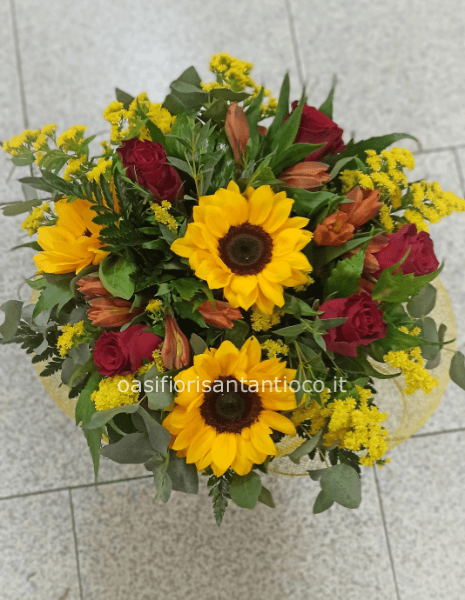 Bouquet con girasoli rose rosse astromelie