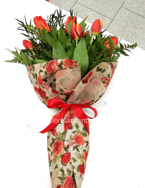 bouquet 10  tulipani  con verde decorativo