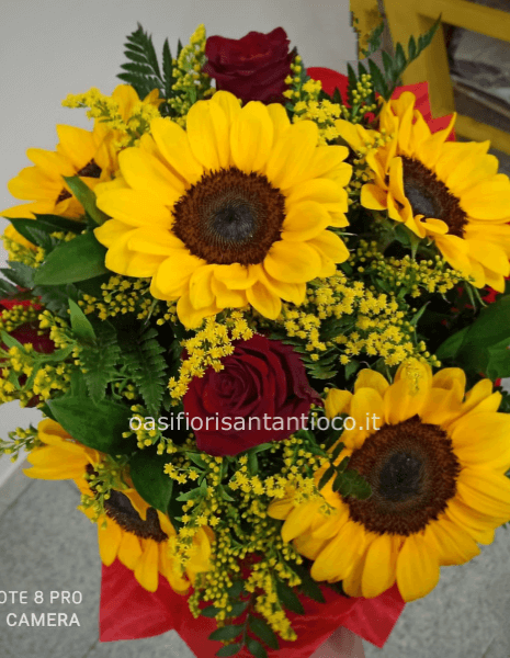 Bouquet con girasoli e rose rosse