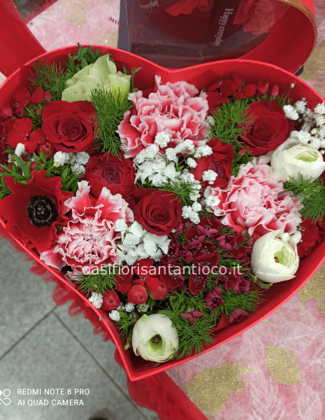 Flower box con rose rosse