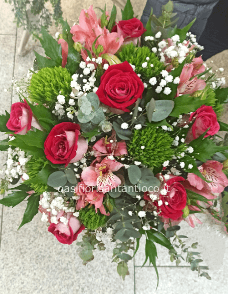 Bouquet con rose e astromelie