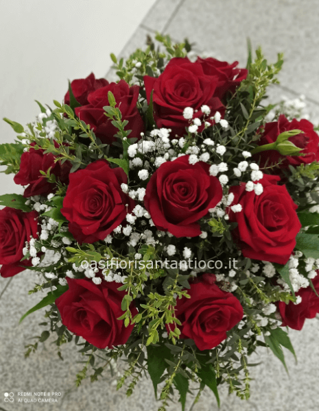 Bouquet 13 rose rosse grandi e decorazioni