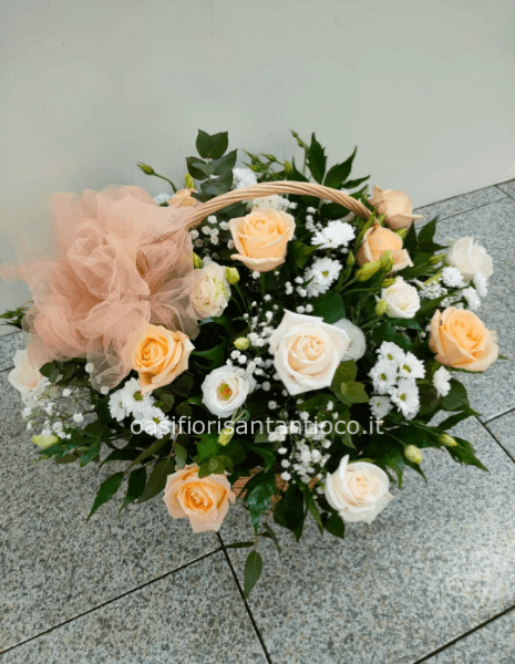 Cesto piccolo di fiori con rose lisiantus bianchi gisofila e verde decorativo