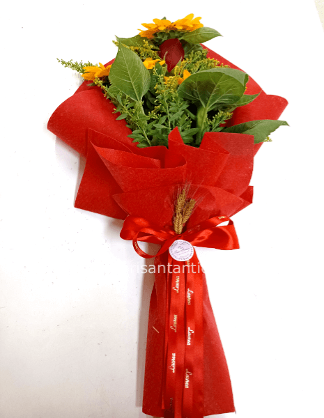 Fascio di girasoli e rose rosse