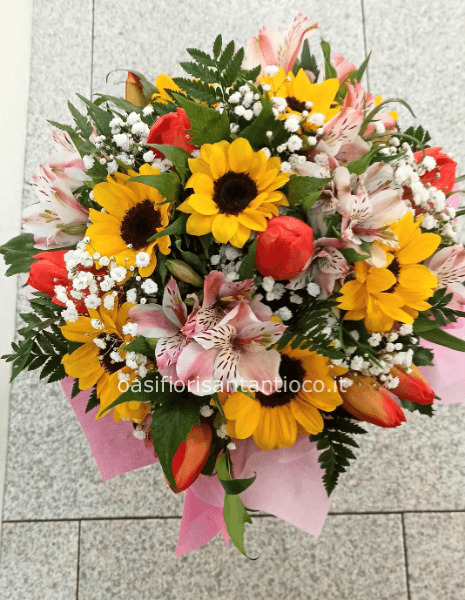 Bouquet colorato di fiori misti e girasoli