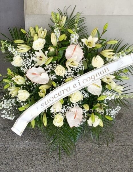 Composizione funebre dai toni del bianco 