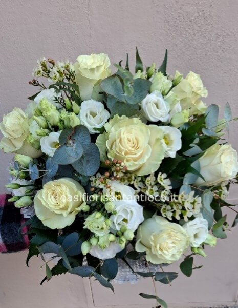 Bouquet con rose bianche grandi e lisintus