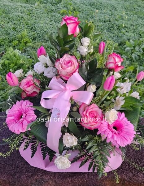 composizione di fiori misti sul rosa