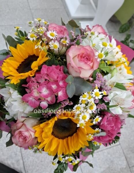 bouquet sul rosa con girasoli