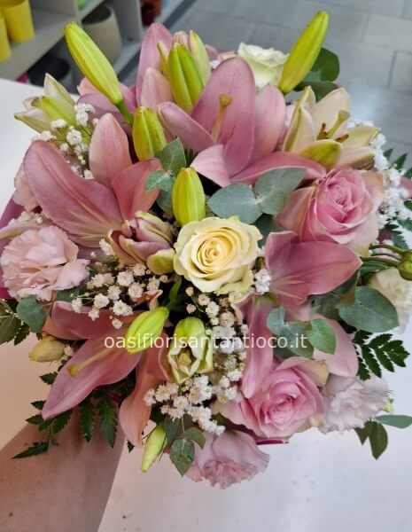 Bouquet con gigli e rose